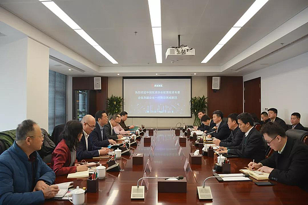 杨占文与中国投资协会能源投资专委会副会长张杰座谈