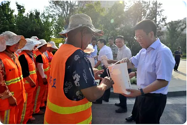 酷暑送清凉|杨占文看望慰问一线环卫工人