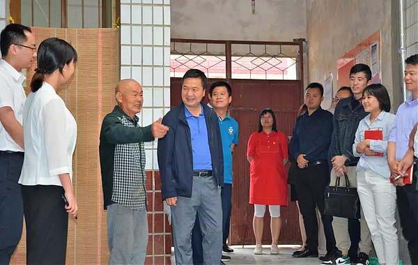 一个特别主题党日活动：她带着党支部全体党员探望帮扶的贫困老人