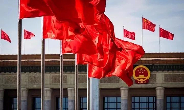 阔步走进中国特色社会主义新时代