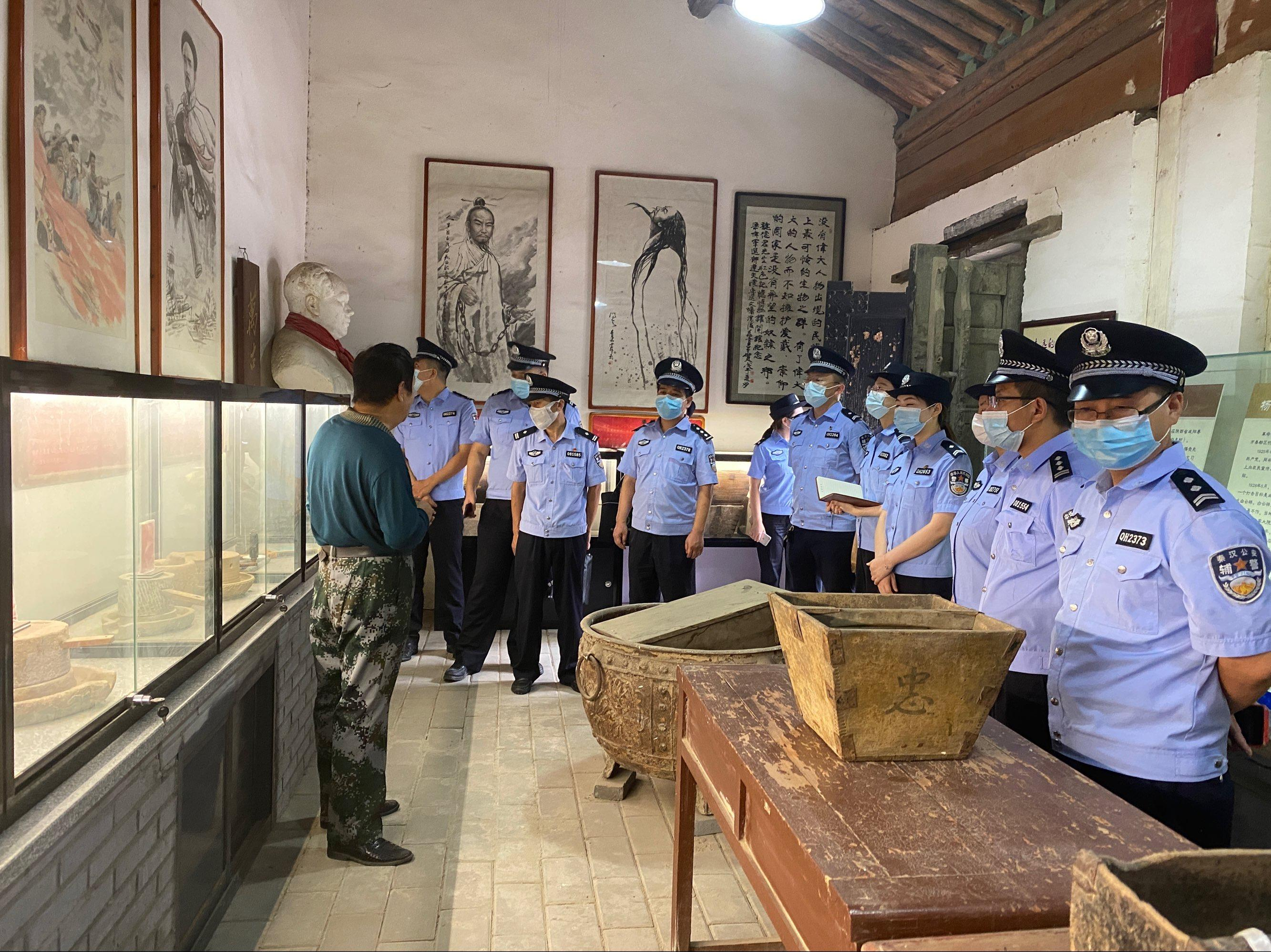 公安分局组织民、辅警代表前往“红色记忆博物馆”和“龙南烈士陵园”参观学习