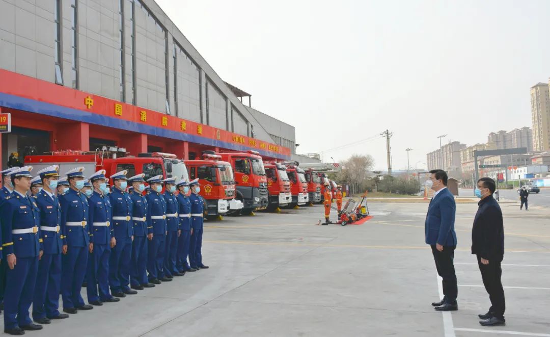 周东走访慰问公安消防队伍和辖区困难群众