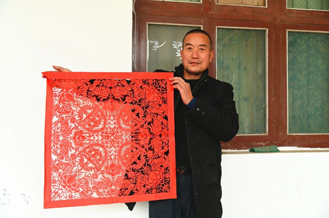 秦汉新城市级非遗传承人 剪纸拜大年