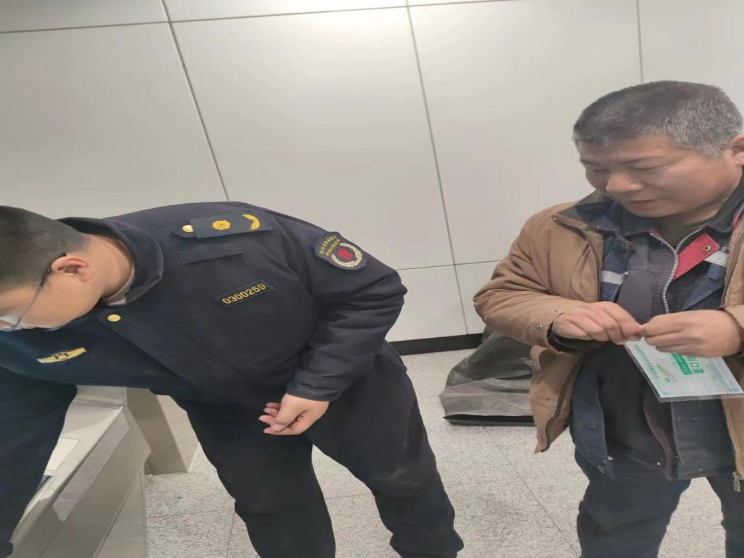 帮购票助回家 勾勒城市温情