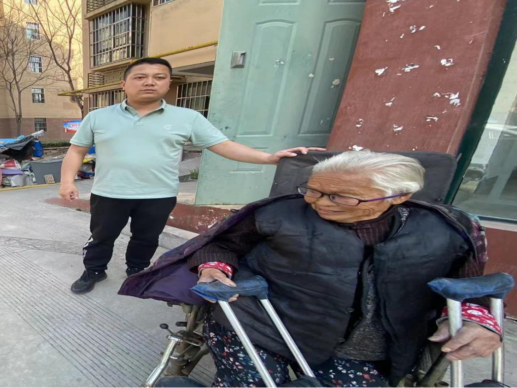 安全护送至家中 迷途老人展笑颜