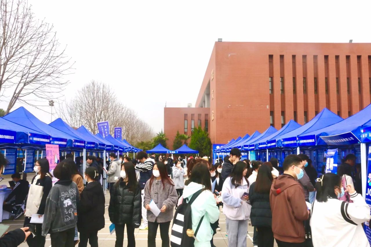 秦汉新城联合西安培华学院举行春季大型招聘会