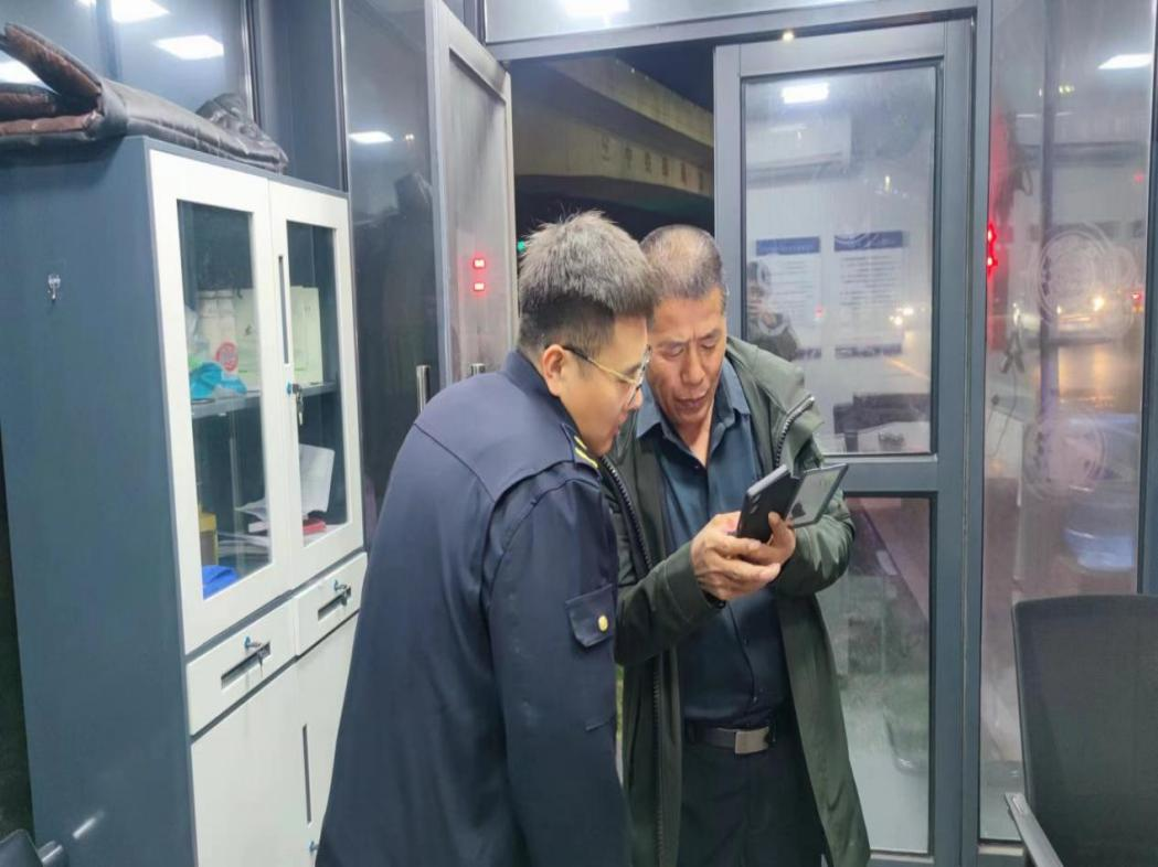 学习雷锋永不停歇 综合执法助人为乐