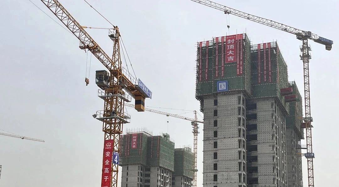 秦汉新城秦风佳苑安居小区6栋主体集中封顶！