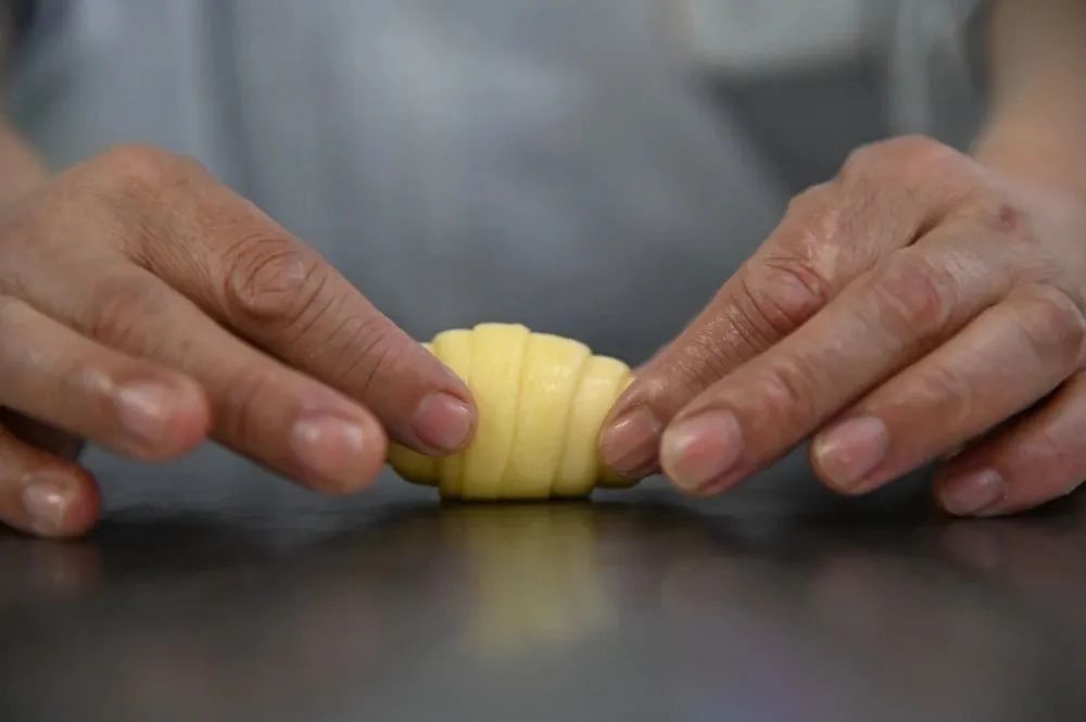 “微动秦汉”系列报道“城中人”之走近好利来甜品师邹文君