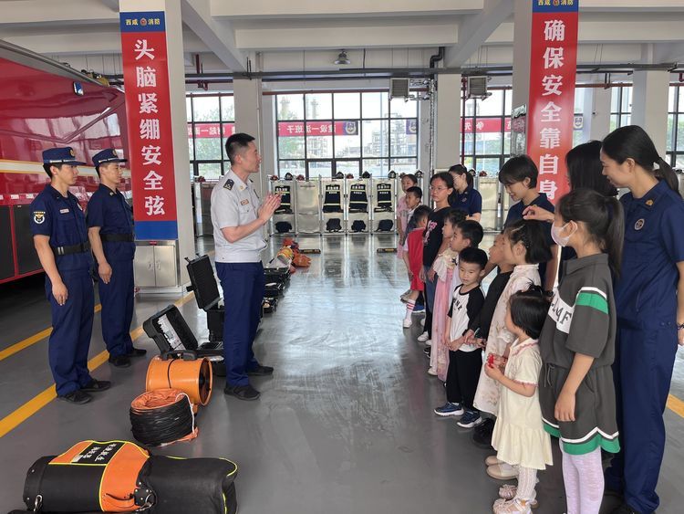 兰池二路消防救援站组织开展“庆六一消防站开放日”活动