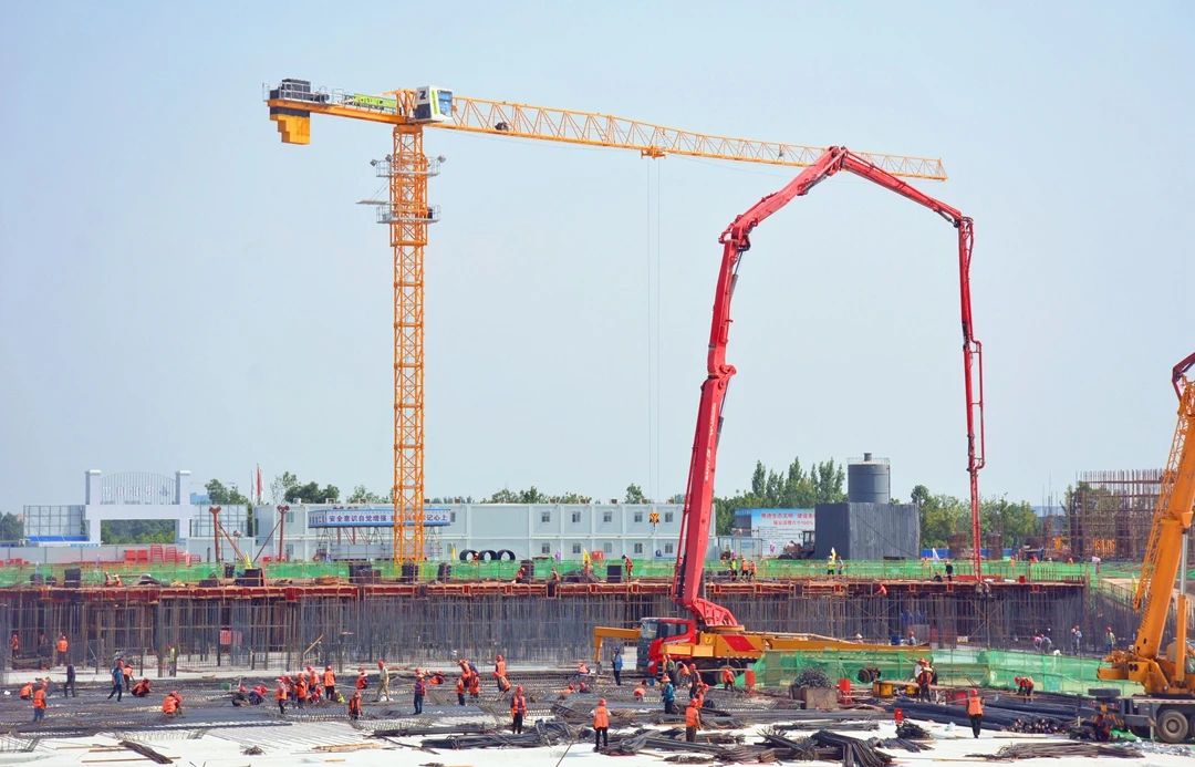 秦汉自动驾驶产业园起步区项目6栋厂房封顶！
