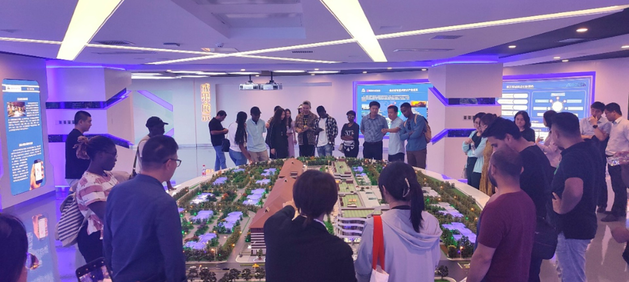 秦创原·秦汉创新中心举行创新创业座谈会