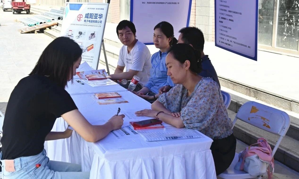 西咸新区公共就业服务进社区活动走进秦汉新城周礼佳苑小区