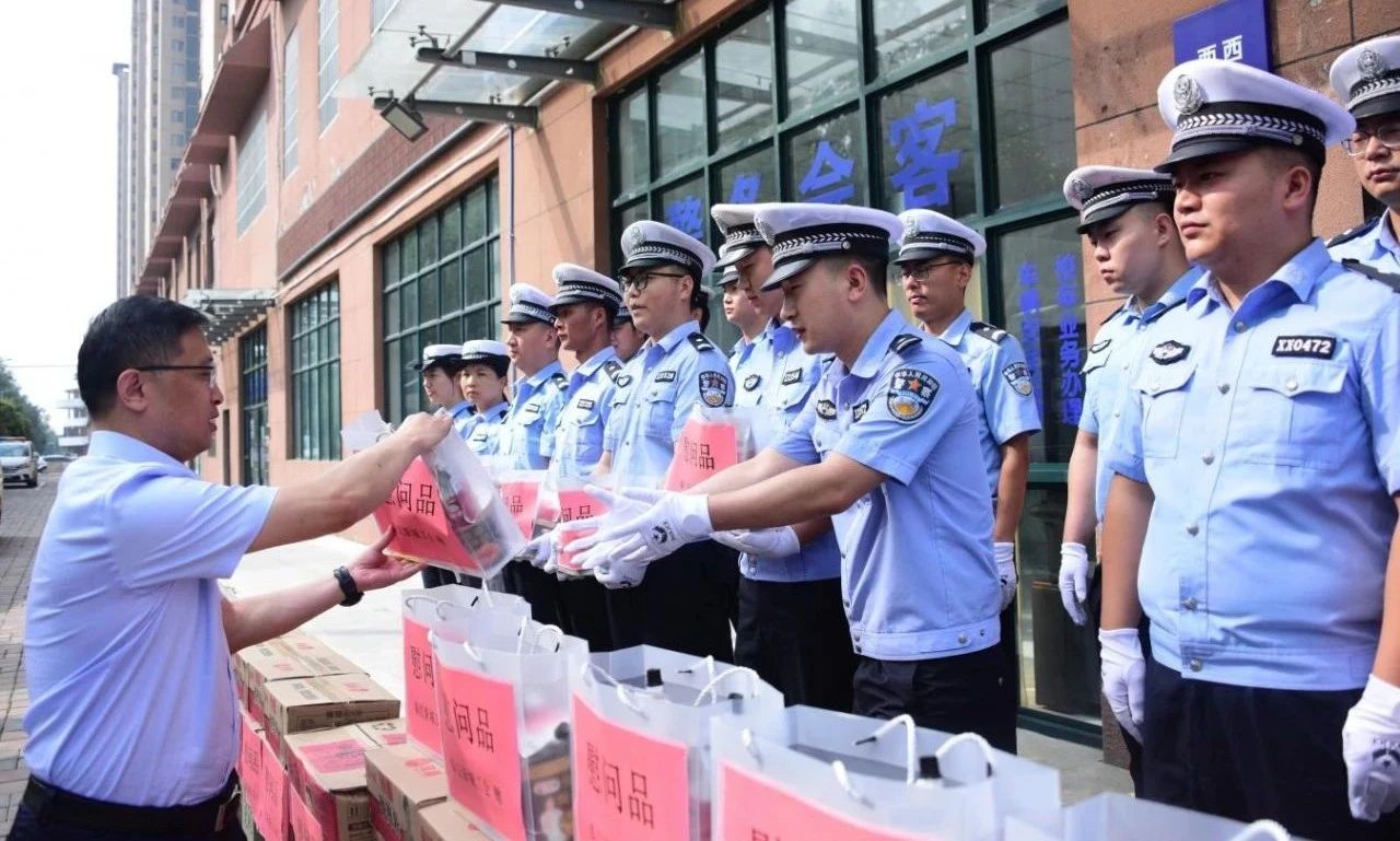 秦汉新城开展一线户外工作者“夏日送清凉”活动