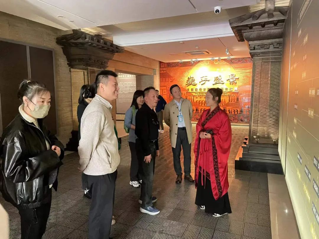 著名文化学者易中天到访秦汉新城汉阳陵博物院