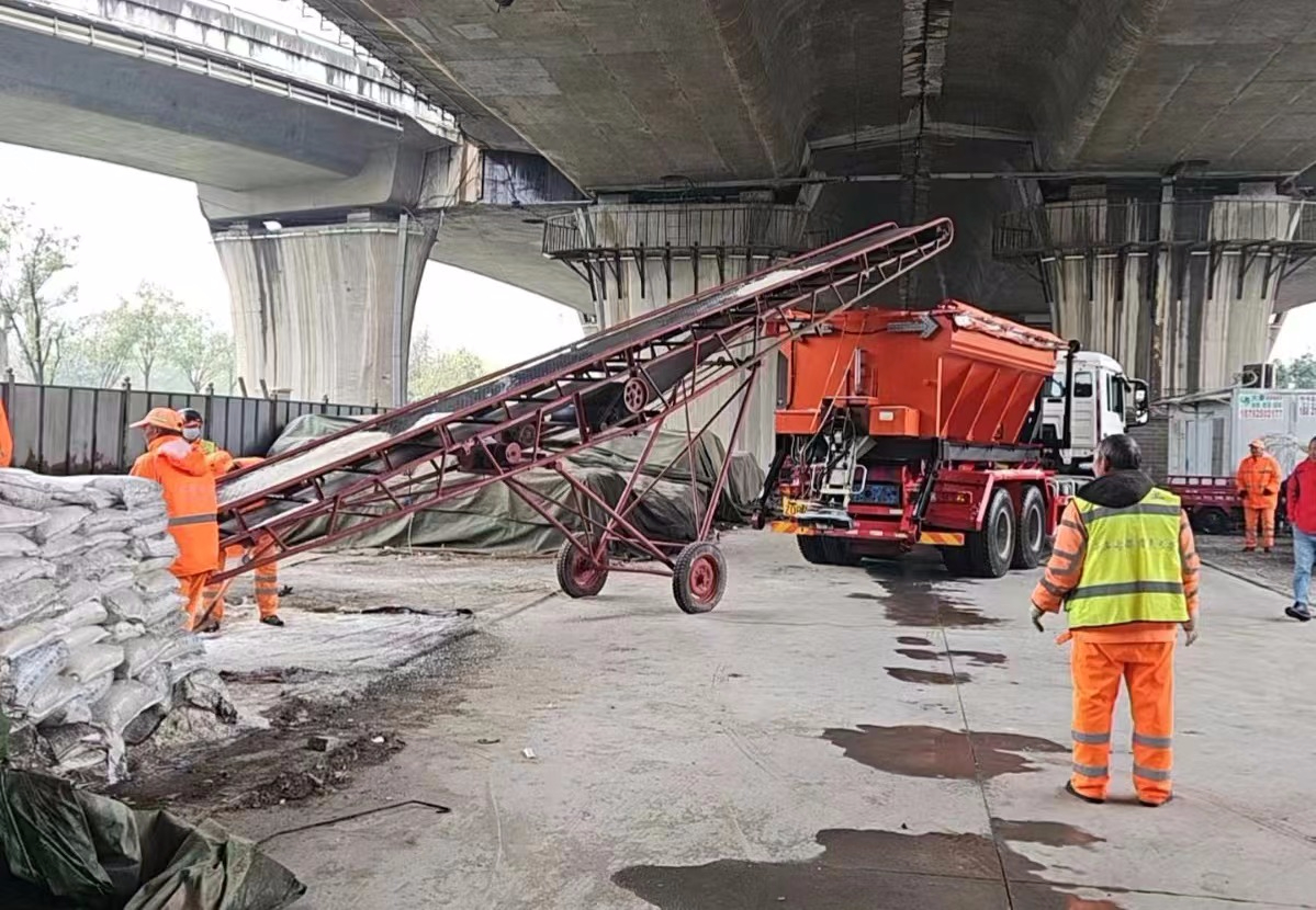 秦汉新城多措并举开展扫雪除冰行动