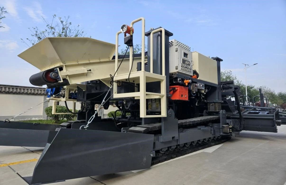 秦汉企业—安程合创自主研发混凝土摊铺机正式下线