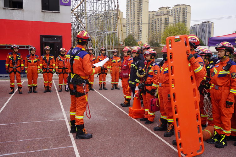 兰池二路消防救援站组织开展地下有限空间救援专项训练