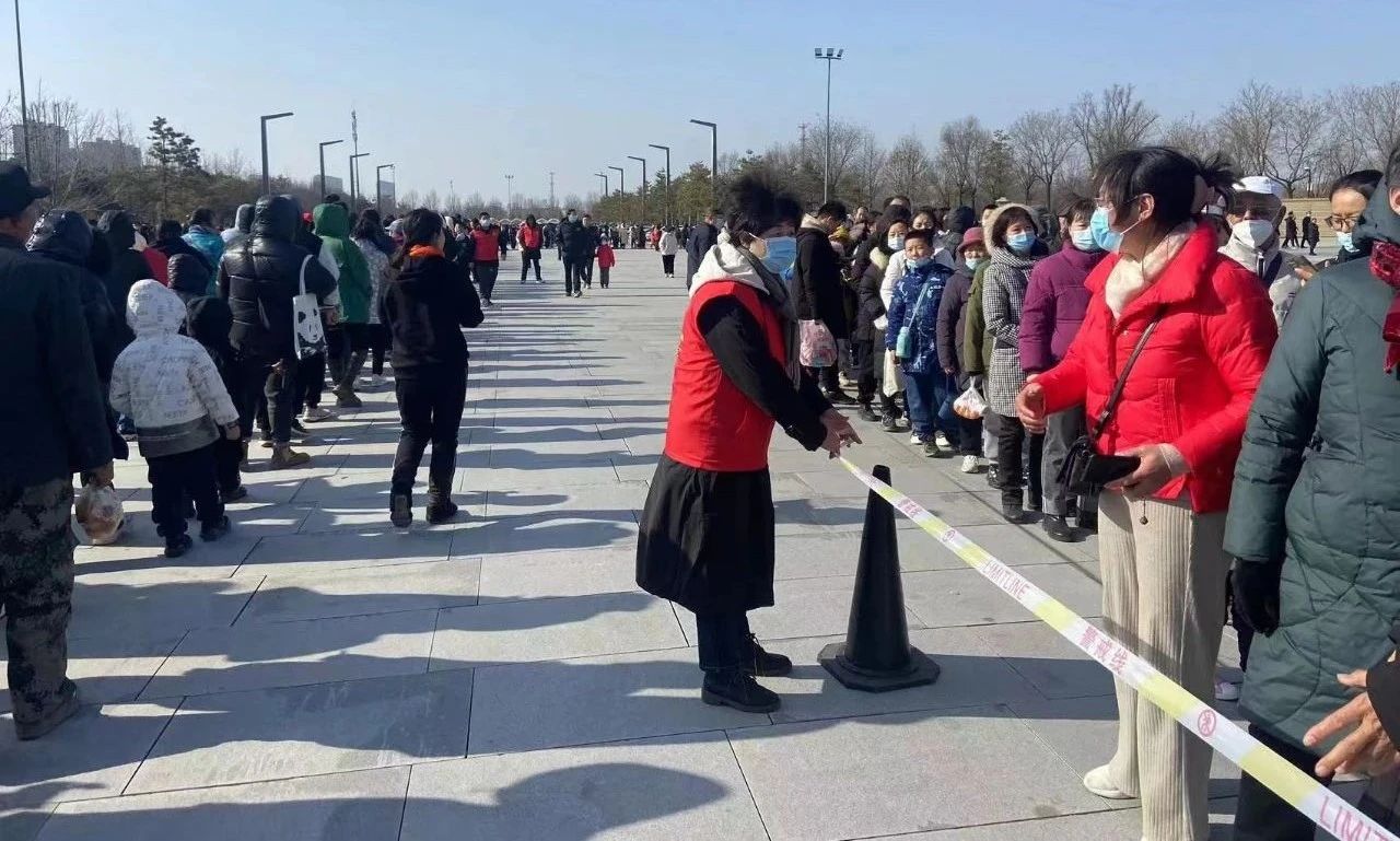 秦汉新城青年志愿者丨为陕历博秦汉馆游客热情服务