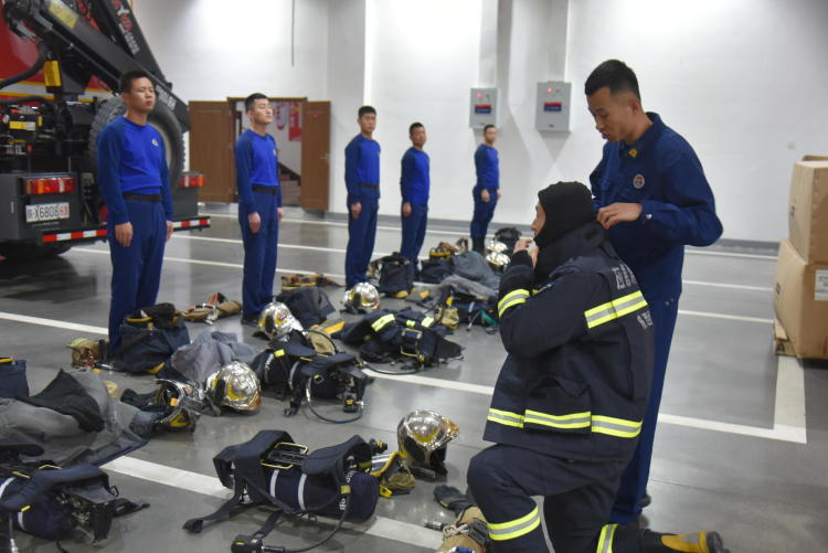 秦汉大队帝王路消防救援站扎实开展安全防护技术训练