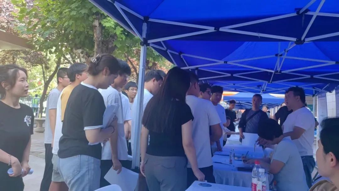 秦汉新城“携企带岗”赴高职学校“抢人才”！